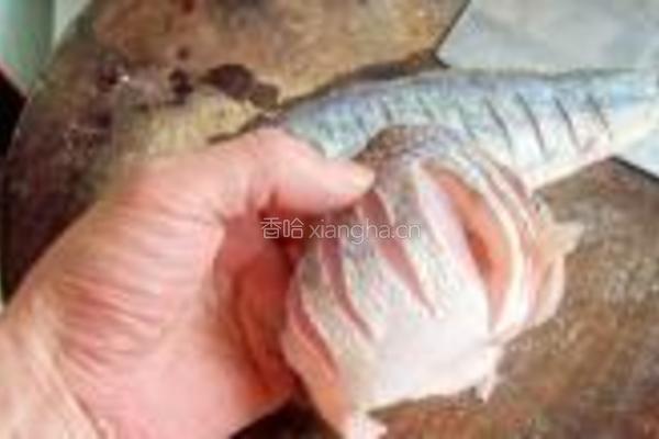 葱姜剁椒蒸鲈鱼的做法图解2