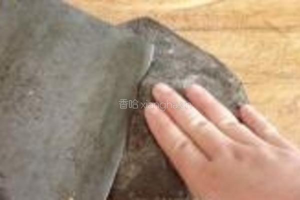 干煎多宝鱼的做法图解2