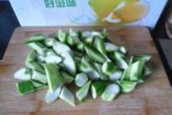 鲶鱼头尾烧丝瓜的做法图解2