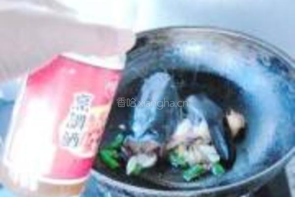 鲶鱼头尾烧丝瓜的做法图解4