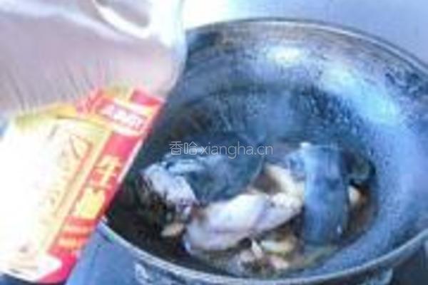 鲶鱼头尾烧丝瓜的做法图解5