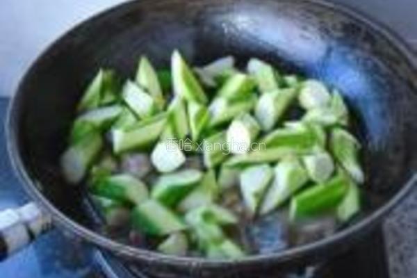 鲶鱼头尾烧丝瓜的做法图解8