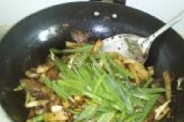 千张蒜苗回锅肉的做法图解8