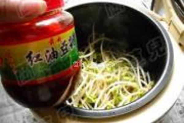 饭煲麻辣豆芽焖面的做法图解6