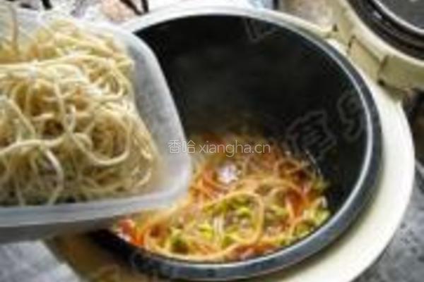 饭煲麻辣豆芽焖面的做法图解8