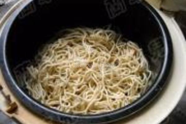 饭煲麻辣豆芽焖面的做法图解9