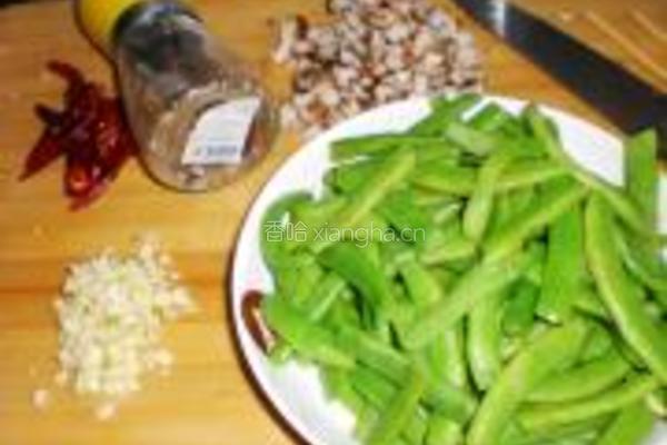 香菇芽菜煸芸豆的做法图解3