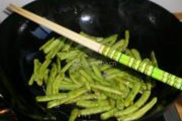香菇芽菜煸芸豆的做法图解4