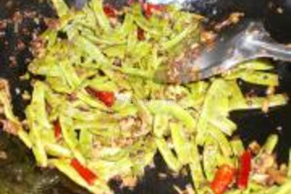 香菇芽菜煸芸豆的做法图解7