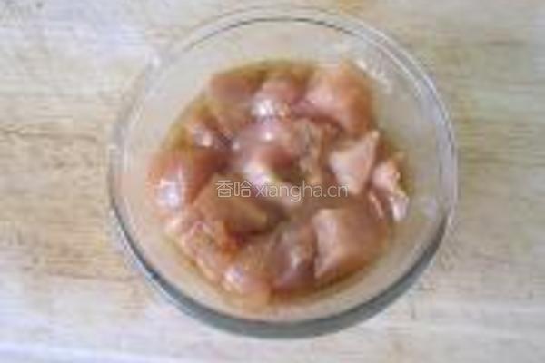 秋葵番茄炒鸡丁的做法图解1
