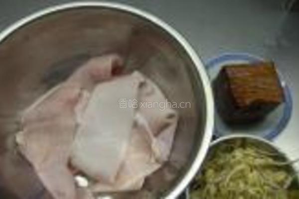 肉皮冻的做法图解1