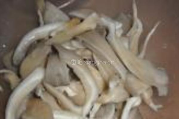 素炒平菇的做法图解1