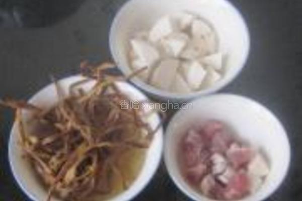 黄花菜咸肉粥的做法图解2