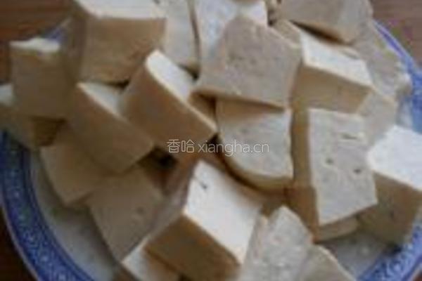 蟹味菇鱼头豆腐煲的做法图解3