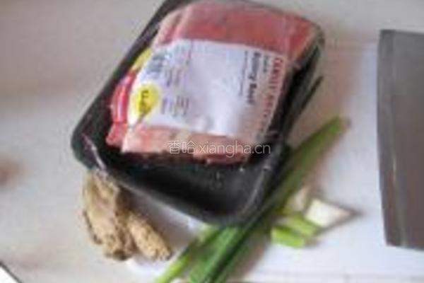 土豆烧牛腩的做法图解1