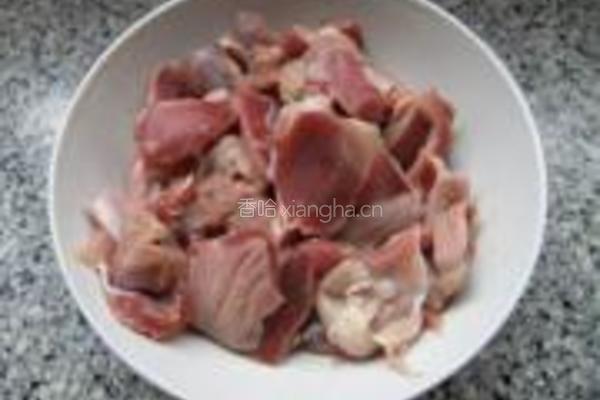 青椒茭白炒鸡肫的做法图解2
