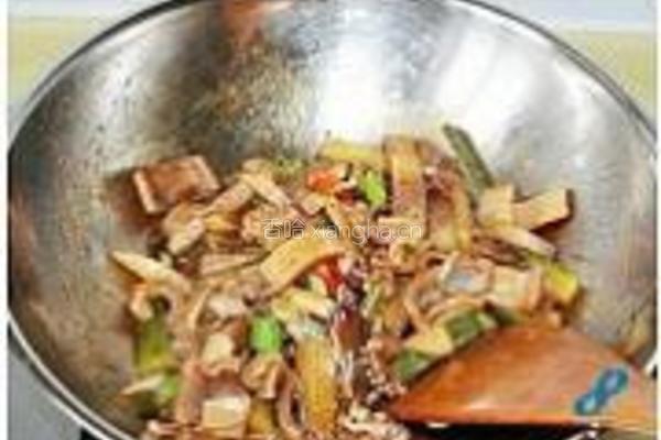 萝卜炒鱿鱼干的做法图解8