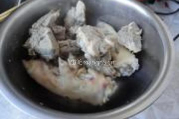 西瓜皮炖颈骨的做法图解7