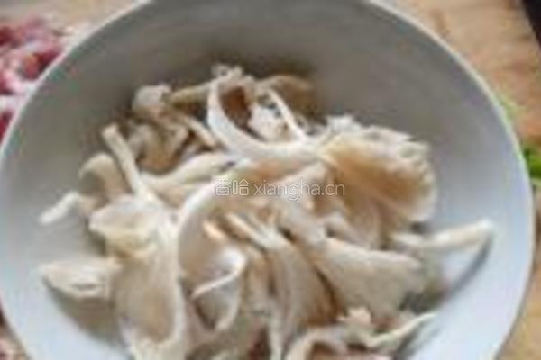 凤尾菇炒肉的做法图解1
