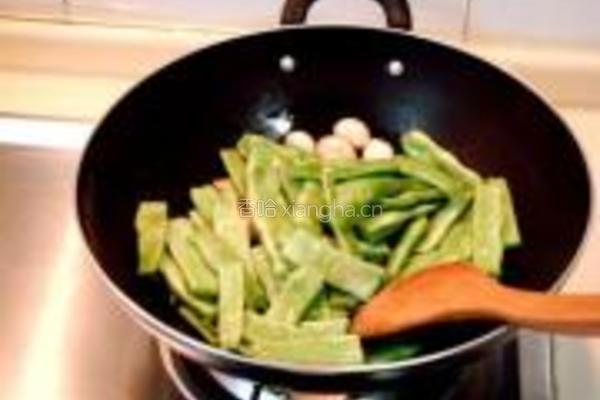 鱼露金蒜焖扁豆的做法图解5