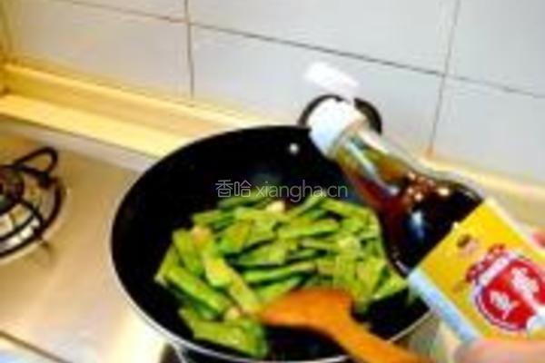 鱼露金蒜焖扁豆的做法图解8
