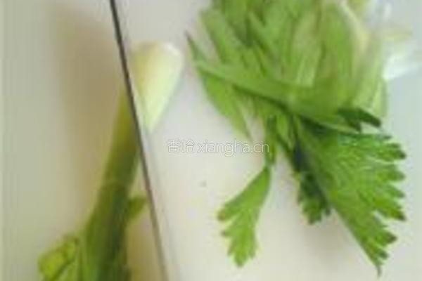 芹菜炒黑木耳的做法图解2