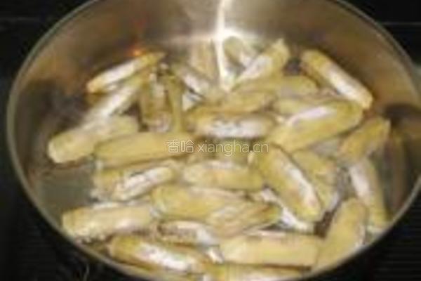 蒜味剁椒炒蛏子的做法图解3