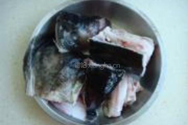 砂锅鱼头冻豆腐煲的做法图解1