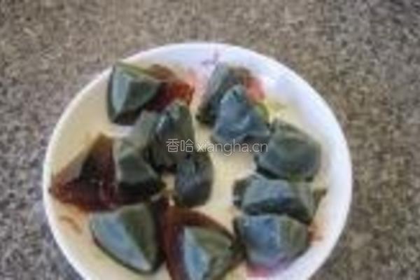 皮蛋上汤紫贝菜的做法图解1