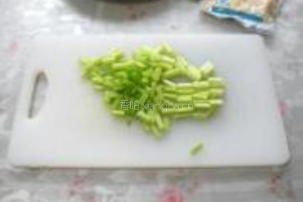芹菜炒杏仁的做法图解2