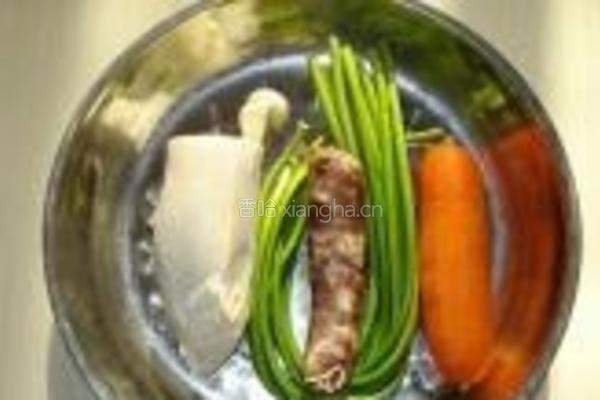 肉肠蒜薹胡萝卜的做法图解1