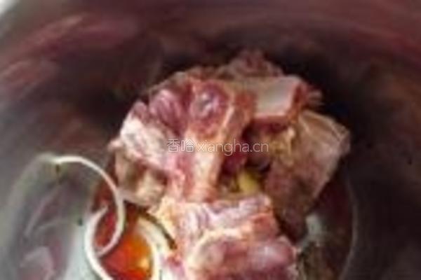 排骨芸豆炖土豆的做法图解1