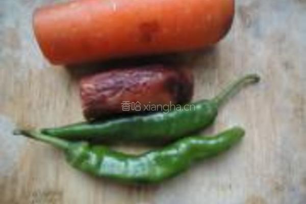 红萝卜青椒炒腊肠的做法图解1