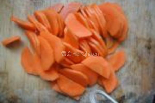 红萝卜青椒炒腊肠的做法图解3
