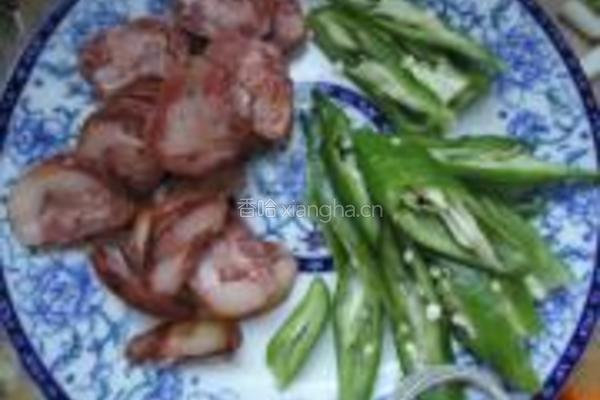 红萝卜青椒炒腊肠的做法图解4