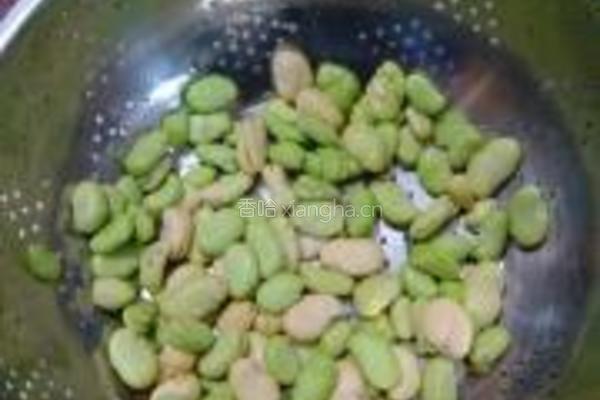 糟菜炒蚕豆的做法图解1