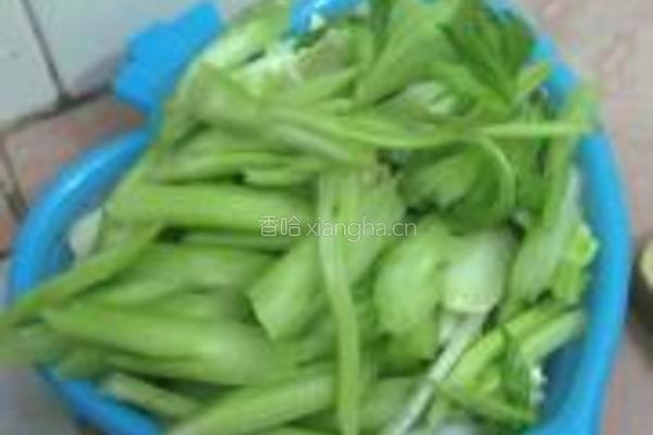 芹菜炒骨头肉的做法图解1