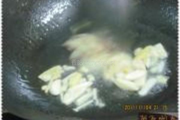 芹菜炒骨头肉的做法图解4
