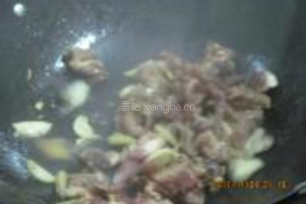 芹菜炒骨头肉的做法图解5