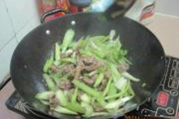 芹菜炒骨头肉的做法图解6