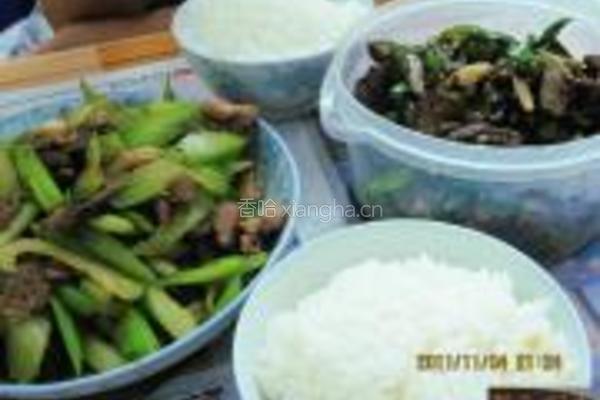 芹菜炒骨头肉的做法图解7