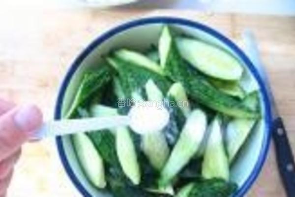 麻辣腌黄瓜的做法图解1
