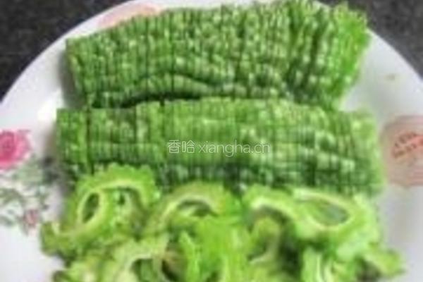 苦瓜炒腊肉的做法图解2