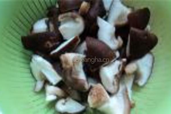 新鲜冬菇焖排骨的做法图解1