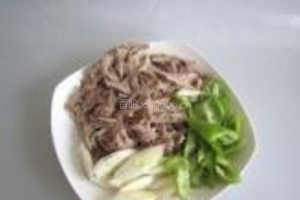 拆骨羊肉炒尖椒的做法图解2