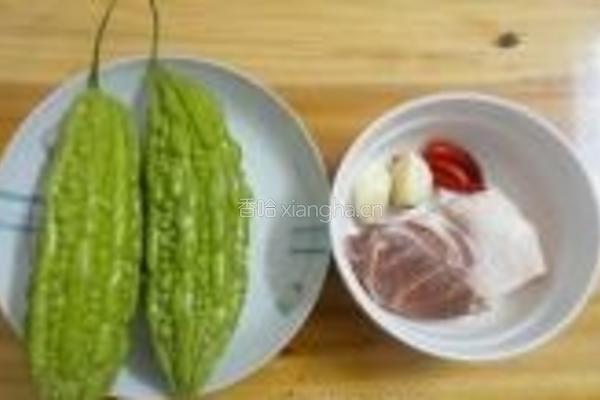 苦瓜炒肉片的做法图解1