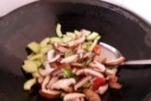 香菇炒西葫芦的做法图解4