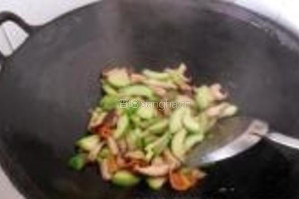 香菇炒西葫芦的做法图解5