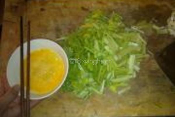 鸡蛋炒芹菜的做法图解1