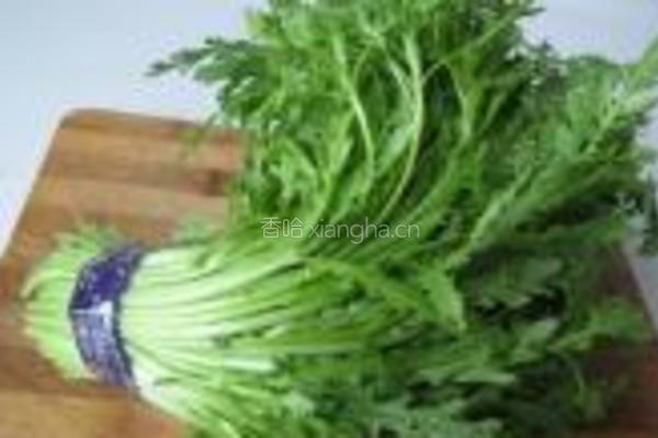茼蒿杆儿腊肉丝的做法图解1